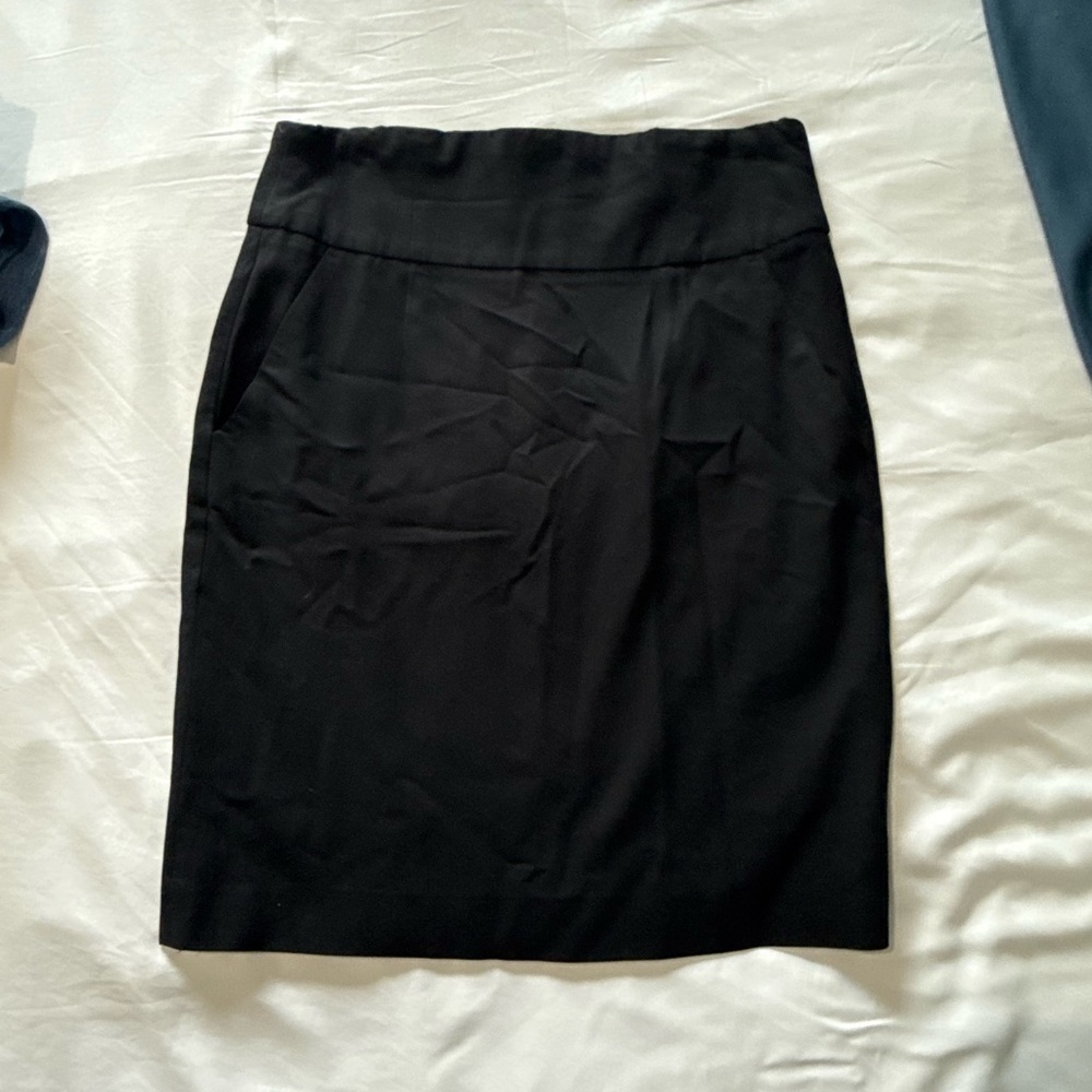 Banana Republic - Classic Black Pencil Skirt - size 6